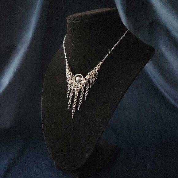 Gothic silver V shaped chandelier necklace - Picture 8 of 9